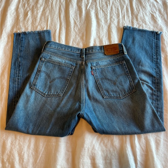 EUC Levi’s Wedgie straight leg jeans - Picture 2 of 6